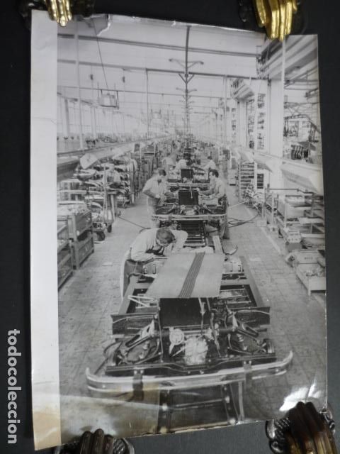 Fotograf&iacute;a antigua: FRANCIA FABRICA RENAULT BILLANCOURT 1973 ANTIGUA FOTOGRAFIA 17 X 23 CM