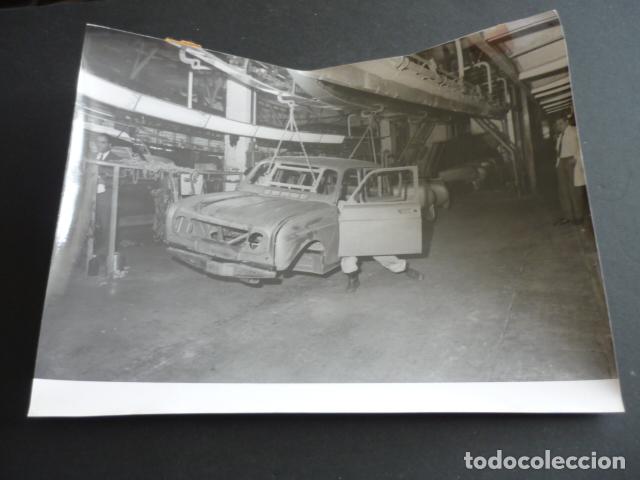 Fotograf&iacute;a antigua: FRANCIA FACTORIA AUTOMOVILES RENAULT ANTIGUA FOTOGRAFIA 24 X 18 CM