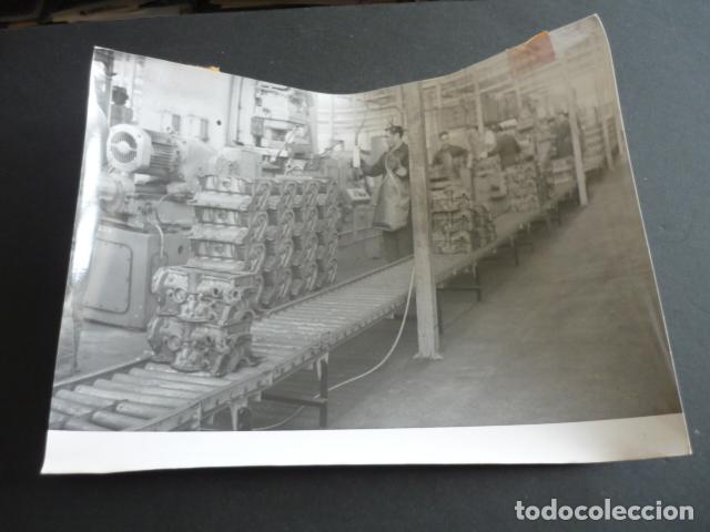 Fotograf&iacute;a antigua: FRANCIA FACTORIA AUTOMOVILES RENAULT ANTIGUA FOTOGRAFIA 24 X 18 CM