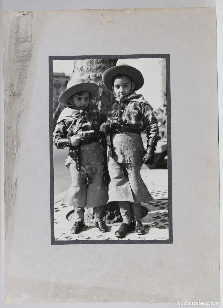 Fotografia antica: 2 NI&Ntilde;OS DISFRAZADOS DE VAQUEROS, A&Ntilde;O 1933. Soporte 28x39cm. Foto: 15x24cm.