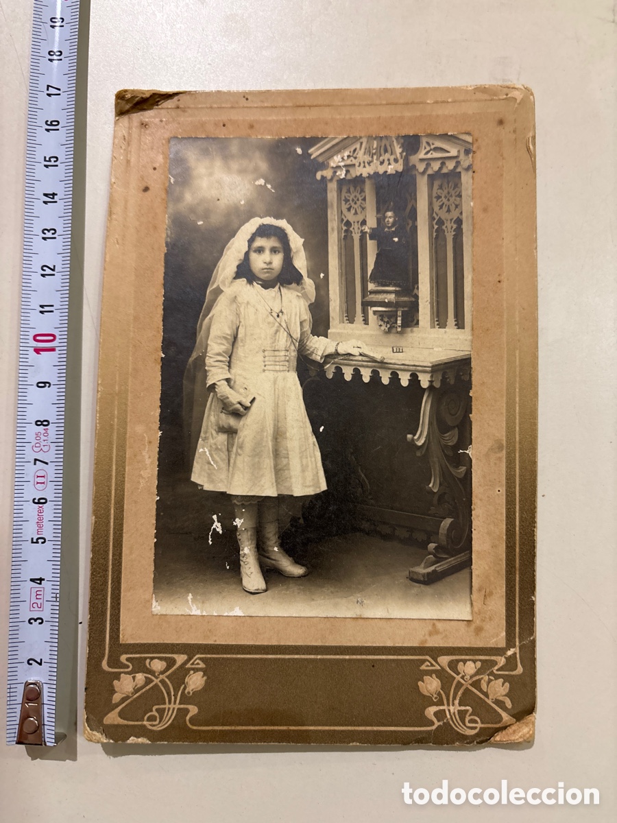 Fotograf&iacute;a antigua: FOTO. NI&Ntilde;A DE 1&ordf; COMUNION JUNTO AL PEQUE&Ntilde;O ALTAR DEL NI&Ntilde;O JES&Uacute;S. FOT&Oacute;GRAFO?.