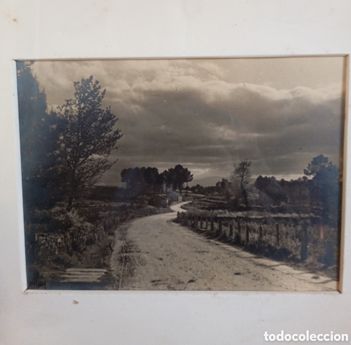 Fotografia antiga: Paisaje antigua fotograf&iacute;a enmarcada con la firma aut&oacute;grafa del autor fotografo
