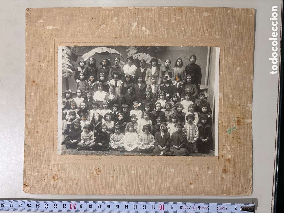 Fotograf&iacute;a antigua: FOTO. ESCUELA PUBLICA. MAESTRA RODEADA POR SUS ALUMNAS. FOT&Oacute;GRAFO?.