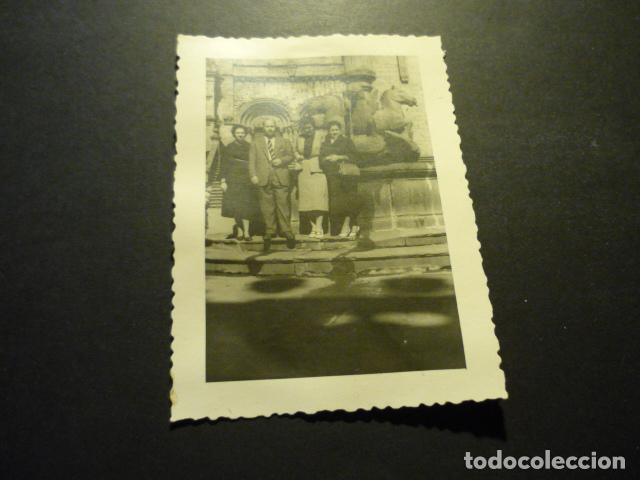 Antique Photography: SANTIAGO DE COMPOSTELA GRUPO EN LA FUENTE DE PLATERIAS ANTIGUA FOTOGRAFIA 7 X 10 CM