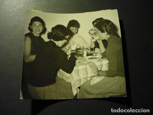 Fotograf&iacute;a antigua: MUJERES PERIODISTAS 1956 ANTIGUA FOTOGRAFIA 10 X 10,5 CM
