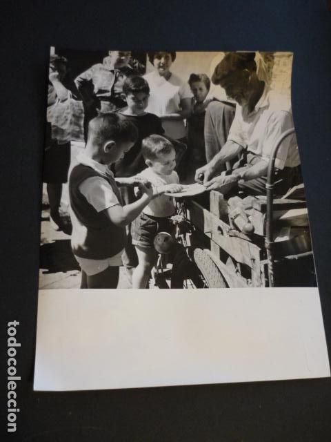 Antique Photography: JOSE MANUEL ALVAR MUSICO CALLEJERO 1963 ANTIGUA FOTOGRAFIA 18 X 24 CM
