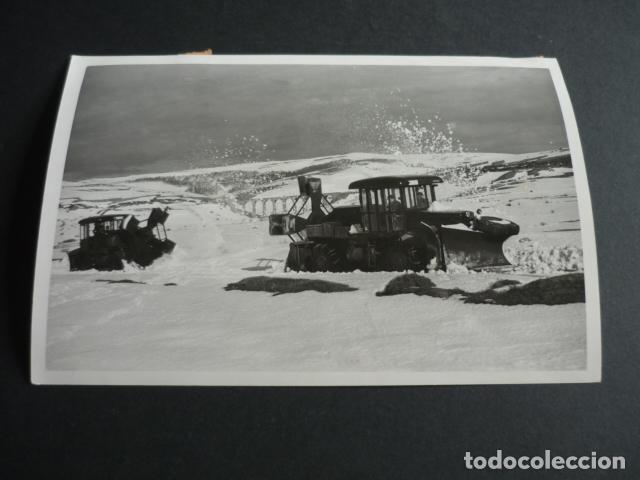 Fotografia antica: PUERTO DE POZAZAL CANTABRIA MAQUINAS QUITANIEVES ANTIGUA FOTOGRAFIA ORIGINAL 1960 12 X 18 CM