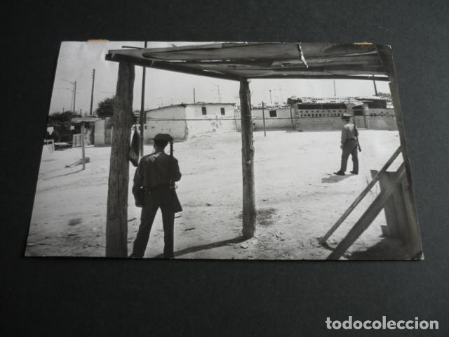 Fotografia antiga: GUARDIA CIVIL VIGILANDO LA VIVIENDA DE EL LUTE ANTIGUA FOTOGRAFIA ORIGINAL 12 X 18 CM
