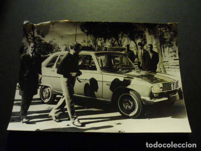 Fotograf&iacute;a antigua: AUTOMOVIL RENAULT R16 ANTIGUA FOTOGRAFIA 12 X 18 CM