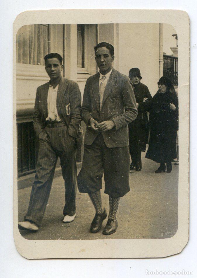 Alte Fotografie: Dos j&oacute;venes en la calle, foto de minutero sin identificar, 1929