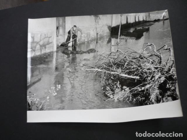 Fotografia antica: MIERES ASTURIAS INUNDACIONES 1959 BARRIADA SAN JOSE JORDAN FOTOGRAFO ANTIGUA FOTOGRAFIA 24 X 18 CM
