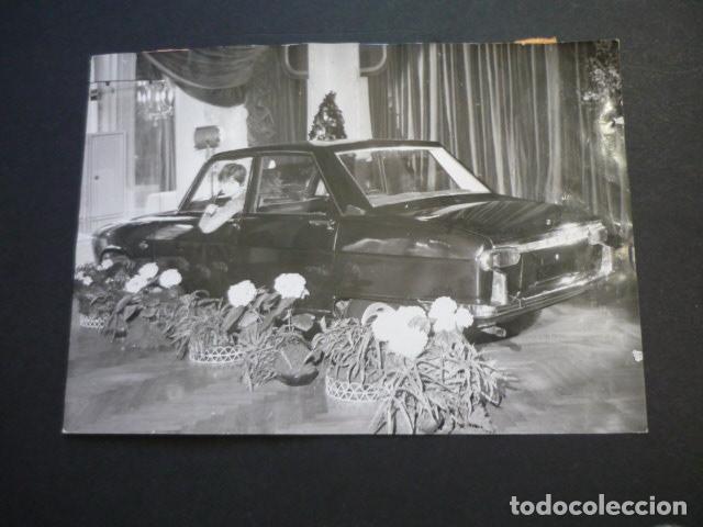 Fotograf&iacute;a antigua: AUTOMOVIL RENAULT 16 AGENCIA TORREMOCHA 1966 ANTIGUA FOTOGRAFIA 18 X 12 CM