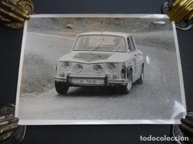 Fotograf&iacute;a antigua: AUTOMOVIL RENAULT 8 ANTIGUA FOTOGRAFIA 12 X 18 CM