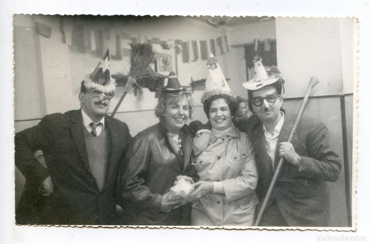 Alte Fotografie: Retrato de cuatro personas disfrazadas. Carnaval ? Noche Vieja ? Circa 1960