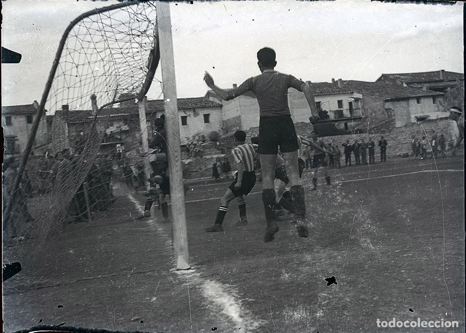 Fotografia antiga: DENIA PARTIDO DE FUTBOL NEGATIVO CRISTAL 6 X 9 CM.