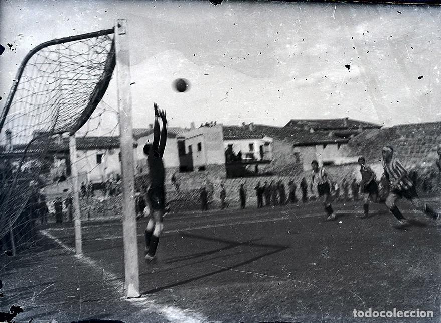 Antique Photography: DENIA PARTIDO DE FUTBOL NEGATIVO CRISTAL 6 X 9 CM.