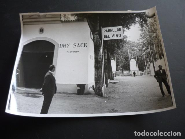 Fotografia antica: SEVILLA FERIA MUESTRAS IBEROAMERICANA 1973 PABELLON DEL VINO ANTIGUA FOTOGRAFIA 18 X 24 CM