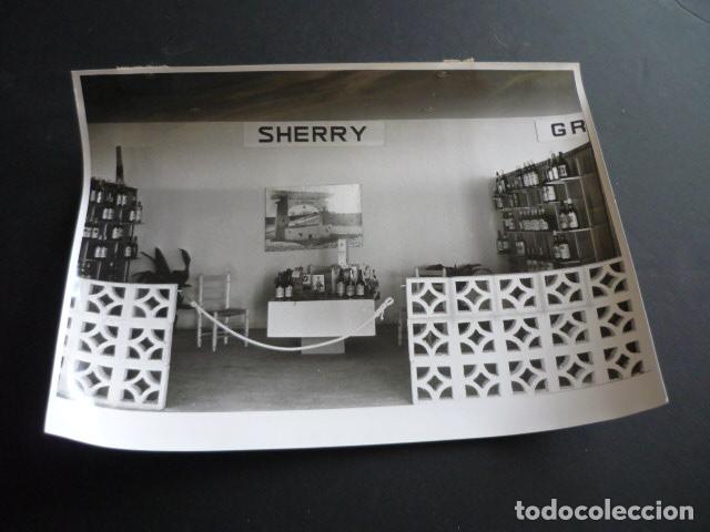 Fotografia antica: SEVILLA FERIA MUESTRAS IBEROAMERICANA 1973 STAND DE SHERRY ANTIGUA FOTOGRAFIA 18 X 24 CM