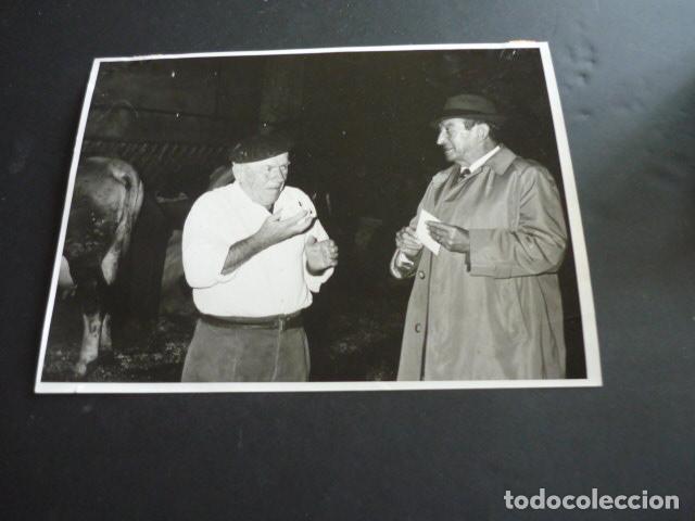 Fotografia antiga: VIZCAYA FRAUDE DE LA LECHE PERIODISTA CON GANADERO ANTIGUA FOTOGRAFIA 18 X 24 CM