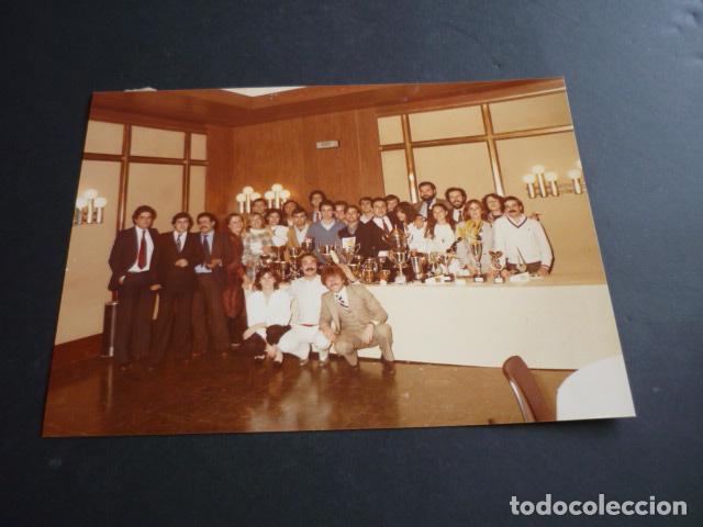 Fotografia antiga: ESCUDERIAS AUTOMOVILISMO KMC PREMIOS ANTIGUA FOTOGRAFIA 12 X 17 CM