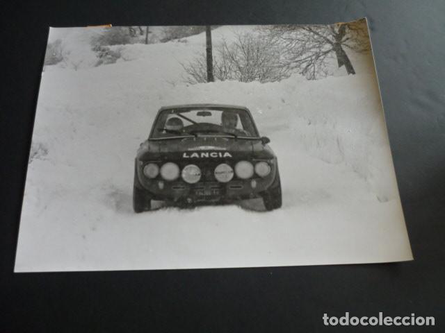 Fotograf&iacute;a antigua: AUTOMOVILISMO RALLYE DE MONTECARLO 1971 AUTOMOVIL LANCIA ANTIGUA FOTOGRAFIA 18 X 24 CM