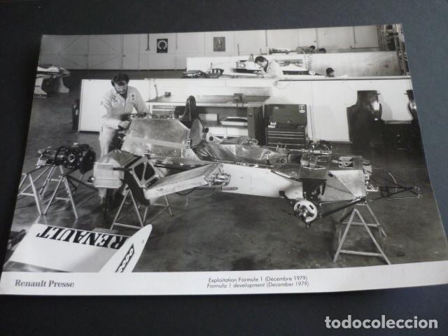 Fotograf&iacute;a antigua: TALLER AUTOMOVILES FORMULA 1 RENAULT ANTIGUA FOTOGRAFIA ORIGINAL 21 X 26 CM