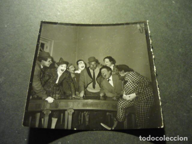 Fotograf&iacute;a antigua: GRUPO DE PAYASOS ANTIGUA FOTOGRAFIA A&Ntilde;OS 50 6 X 6 CM