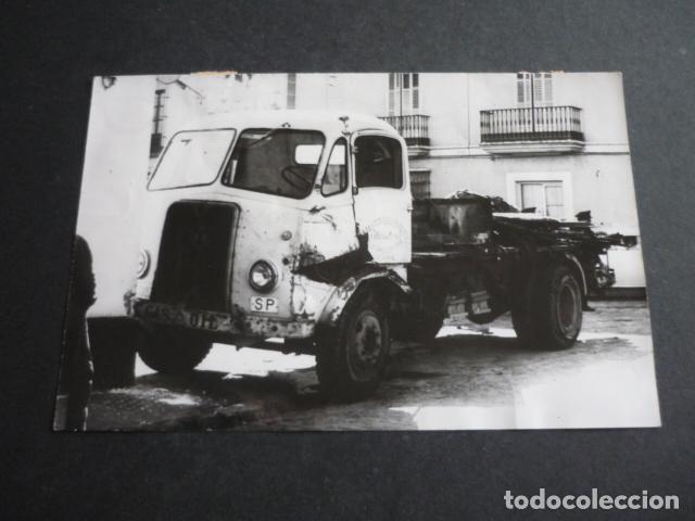 Fotograf&iacute;a antigua: CADIZ ACCIDENTE DE TRAFICO CAMION ANTIGUA FOTOGRAFIA 1963 13 X 18 CM