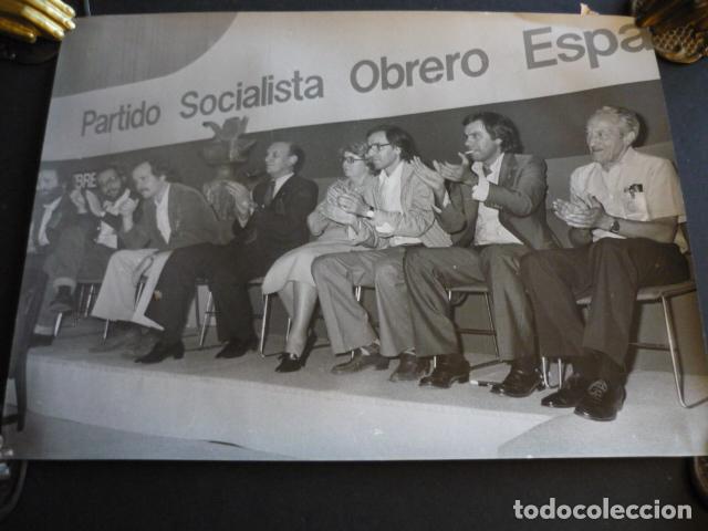 Fotograf&iacute;a antigua: FELIPE GONZALEZ ALFONSO GUERRA PARTIDO SOCIALISTA OBRERO ESPA&Ntilde;OL 1979 ANTIGUA FOTOGRAFIA 18 X 24 CM