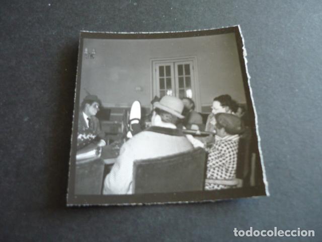 Alte Fotografie: GRUPO DE PAYASOS ANTIGUA FOTOGRAFIA A&Ntilde;OS 50 6 X 6 CM
