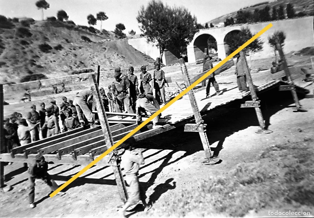 Fotograf&iacute;a antigua: Antiguo negativo de fotograf&iacute;a. Militares, falange, bando nacional. A&ntilde;os 30/40. Construcci&oacute;n puente.