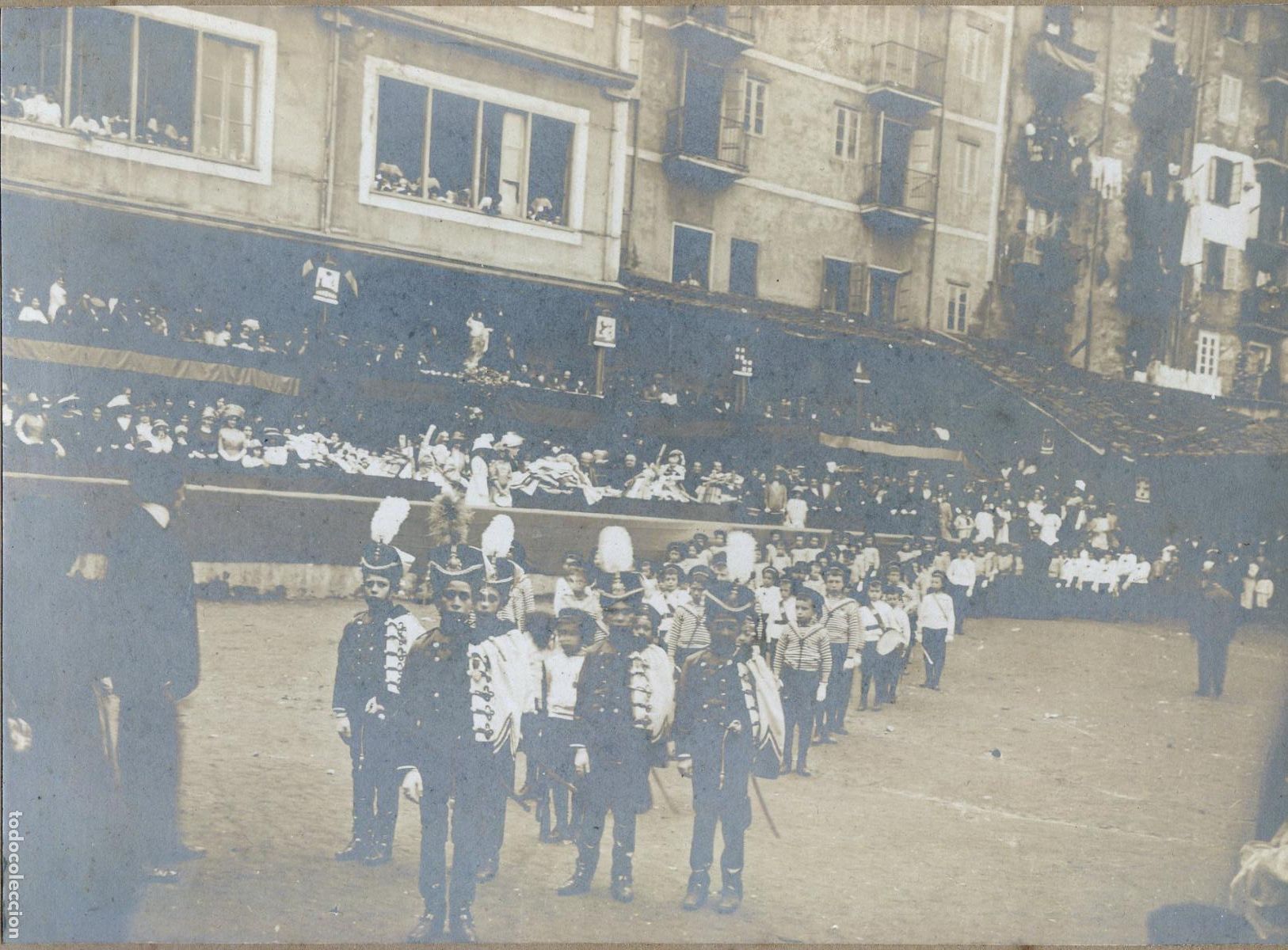 Fotograf&iacute;a antigua: Batall&oacute;n infantil desfilando en Pa&iacute;s Vasco o Cantabria, Fotograf&iacute;a con soporte de cart&oacute;n