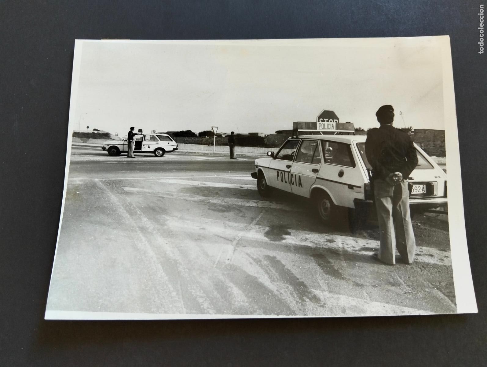 Alte Fotografie: SAN FERNANDO CADIZ CONTROL DE LA POLICIA NACIONAL ANTIGUA FOTOGRAFIA 13 X 18 CM