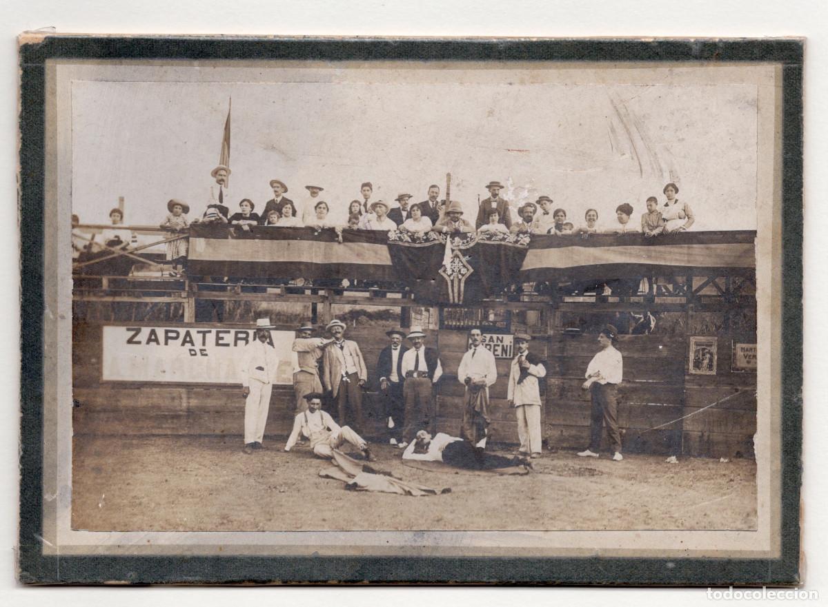 Antique Photography: PERSONAJES POR IDENTIFICAR EN PLAZA DE TOROS, posiblemente Barcelona, 1905's. 12x17cm.