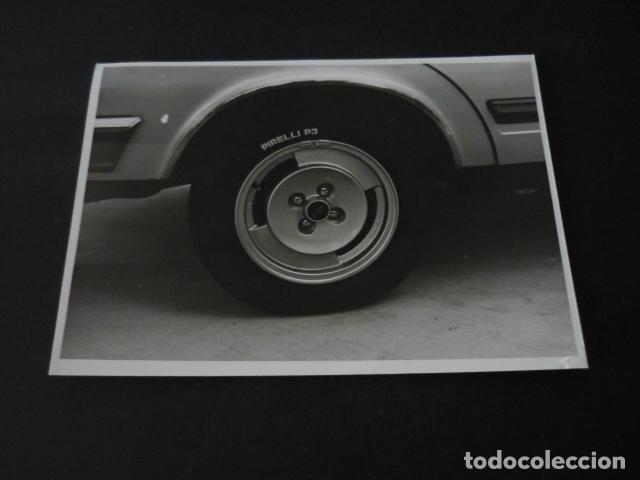 Fotograf&iacute;a antigua: SALON DEL AUTOMOVIL DE GINEBRA 1977 LLANTA PIRELLI FOTOGRAFIA 13 X 18 CM