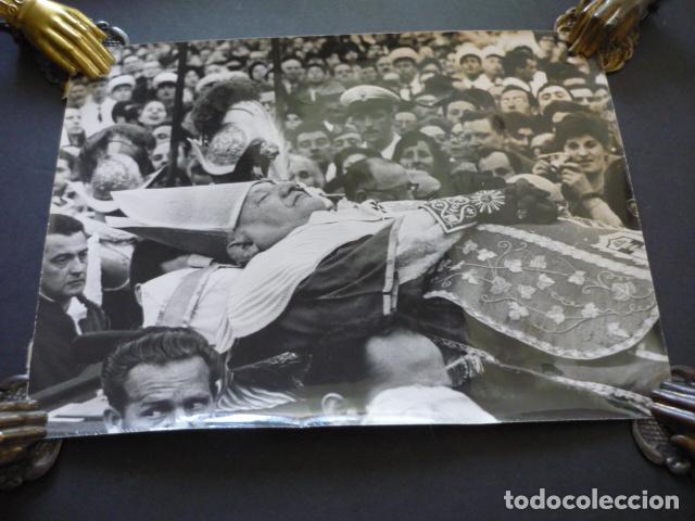 Fotograf&iacute;a antigua: PAPA JUAN XXIII PROCESION CADAVER ANTIGUA FOTOGRAFIA ORIGINAL 1963 20 X 27 CM