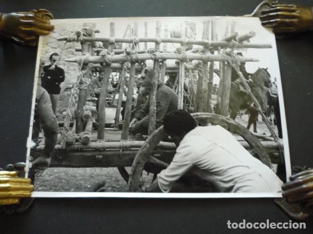 Fotograf&iacute;a antigua: FERNANDO FERNAN GOMEZ PELICULA DON QUIJOTE CABALGA DE NUEVO ANTIGUA FOTOGRAFIA 1972 24 X 18 CM