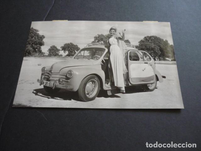 Fotograf&iacute;a antigua: ROSITA NAVARRO ACTRIZ CON AUTOMOVIL RENAULT 4 R-4 ANTIGUA FOTOGRAFIA 12 X 18 CM