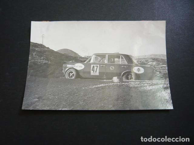 Fotograf&iacute;a antigua: SEAT 1430 AUTOMOVIL RALLYE MONTECARLO 1971 AUTOMOVILISMO ANTIGUA FOTOGRAFIA 1971 17 X 13 CM