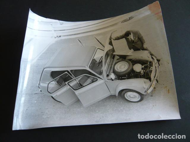 Fotograf&iacute;a antigua: AUTOMOVIL MARCA CITROEN DYANE 6 ANTIGUA FOTOGRAFIA 1968 24 X 18 CM