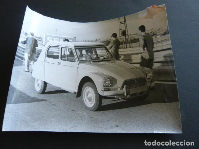 Fotograf&iacute;a antigua: AUTOMOVIL MARCA CITROEN DYANE 6 ANTIGUA FOTOGRAFIA 1968 24 X 18 CM