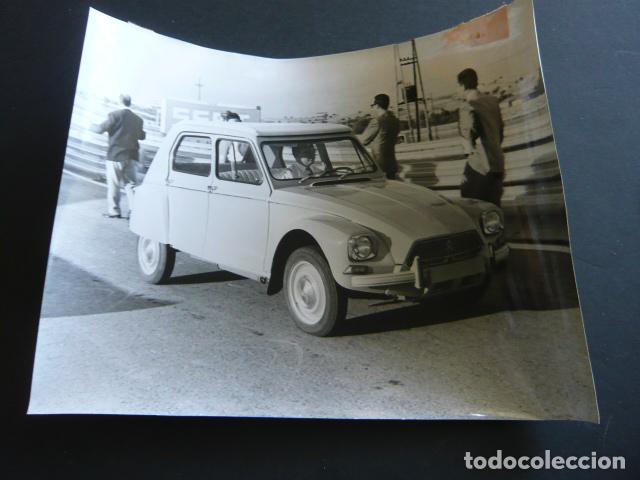 Fotograf&iacute;a antigua: AUTOMOVIL MARCA CITROEN DYANE 6 ANTIGUA FOTOGRAFIA 1968 24 X 18 CM