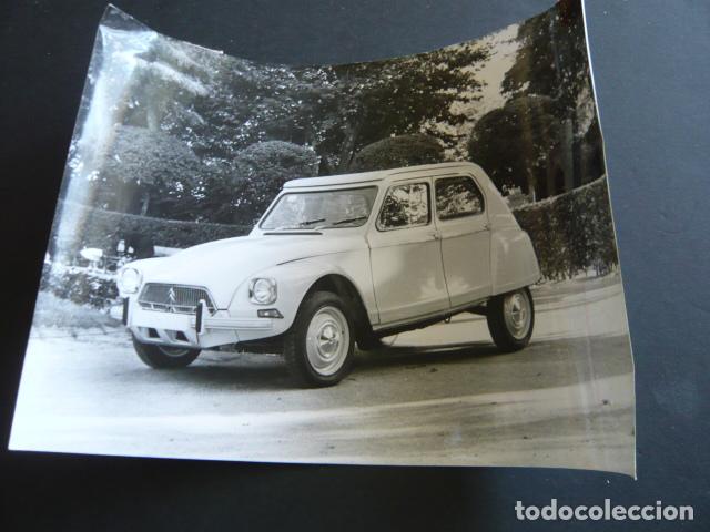 Fotograf&iacute;a antigua: AUTOMOVIL MARCA CITROEN DYANE 6 ANTIGUA FOTOGRAFIA 1968 24 X 18 CM