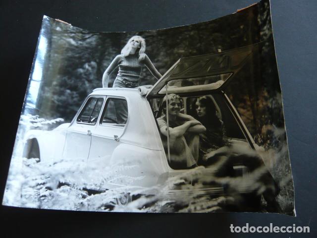 Fotograf&iacute;a antigua: AUTOMOVIL MARCA CITROEN DYANE 6 ANTIGUA FOTOGRAFIA 1968 24 X 18 CM