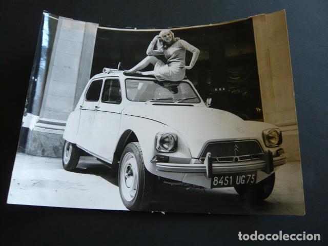 Fotograf&iacute;a antigua: AUTOMOVIL MARCA CITROEN DYANE 6 ANTIGUA FOTOGRAFIA 1967 24 X 18 CM