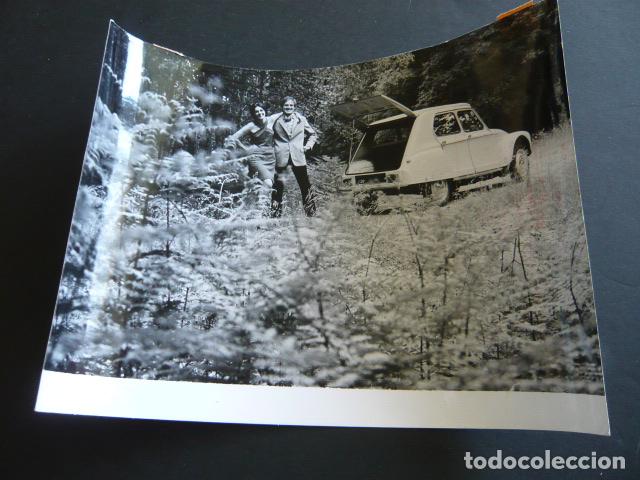 Fotograf&iacute;a antigua: AUTOMOVIL MARCA CITROEN DYANE 6 ANTIGUA FOTOGRAFIA 1968 24 X 18 CM