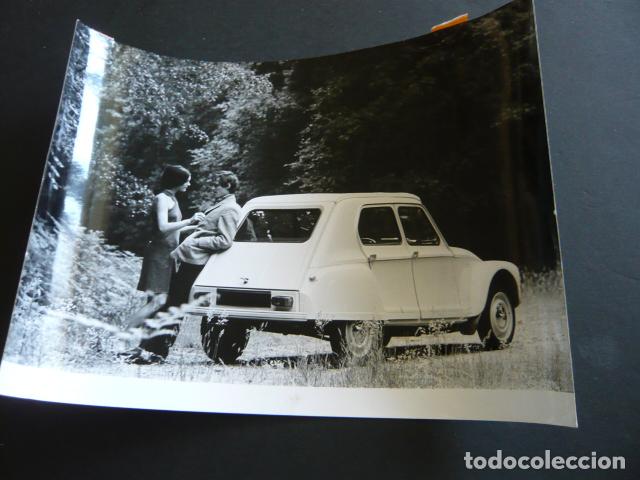 Fotograf&iacute;a antigua: AUTOMOVIL MARCA CITROEN DYANE 6 ANTIGUA FOTOGRAFIA 1968 24 X 18 CM