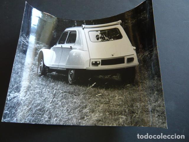 Fotograf&iacute;a antigua: AUTOMOVIL MARCA CITROEN DYANE 6 ANTIGUA FOTOGRAFIA 1968 24 X 18 CM