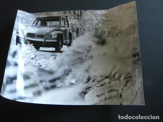 Fotograf&iacute;a antigua: AUTOMOVIL MARCA CITROEN DYANE 6 ANTIGUA FOTOGRAFIA 1968 24 X 18 CM