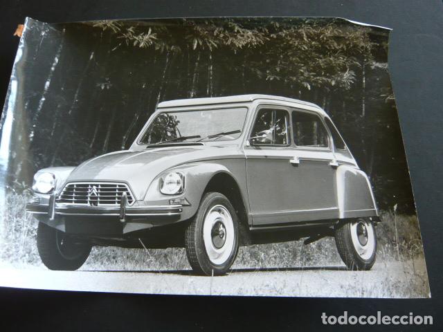 Fotograf&iacute;a antigua: AUTOMOVIL MARCA CITROEN DYANE 6 ANTIGUA FOTOGRAFIA 1975 21 X 30 CM